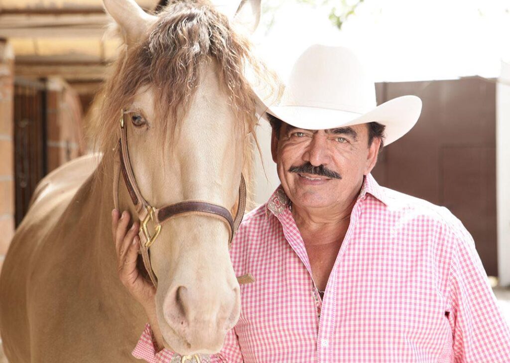Jose Manuel Figueroa Figueroa conocido como Joan Sebastian y su caballo "Padrino"