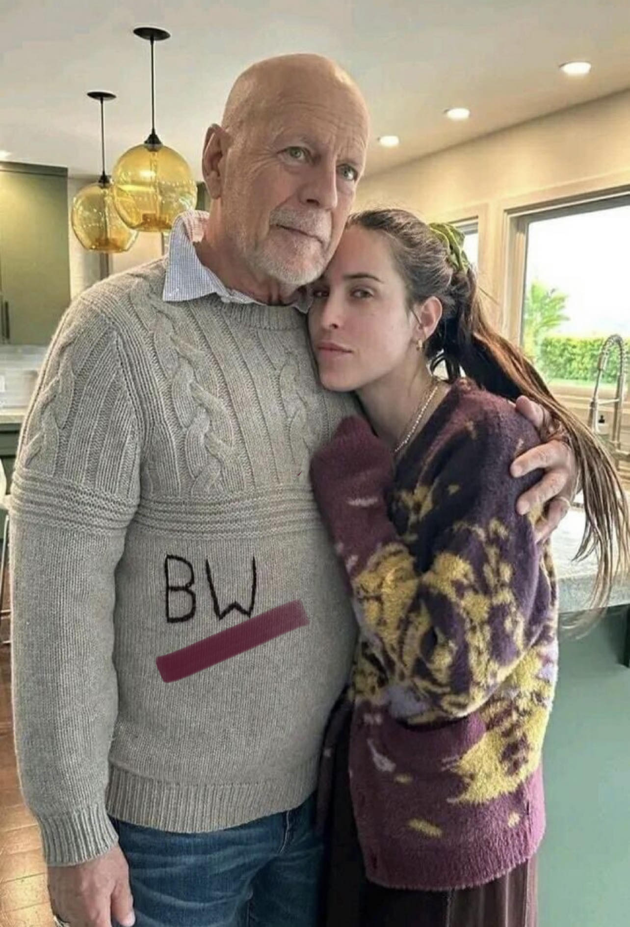Bruce Willis con su nombre grabado en su ropa debido a la enfermedad que padece DFT