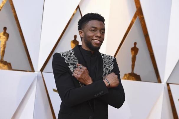 Chadwick Boseman recibiendo premio por Black Panther 