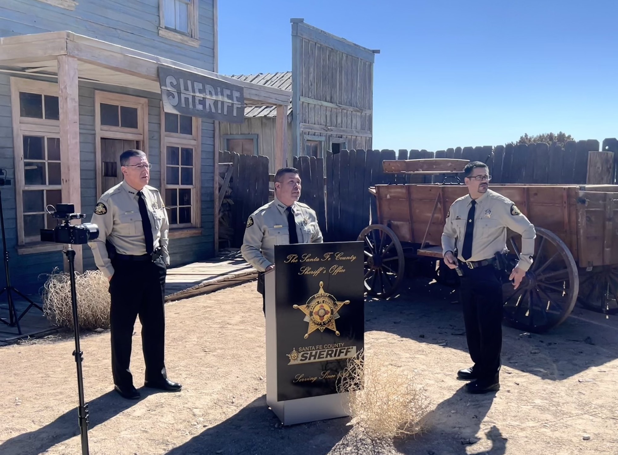 Sheriff Adán Mendoza investiga muerte Hackman