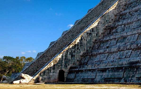 La serpiente emplumada en la pirámide de Kukulkán