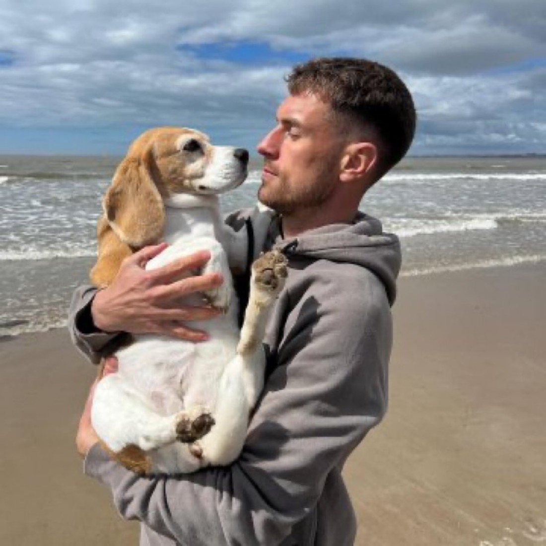 Aaron Ramsey con su perrita Halo
