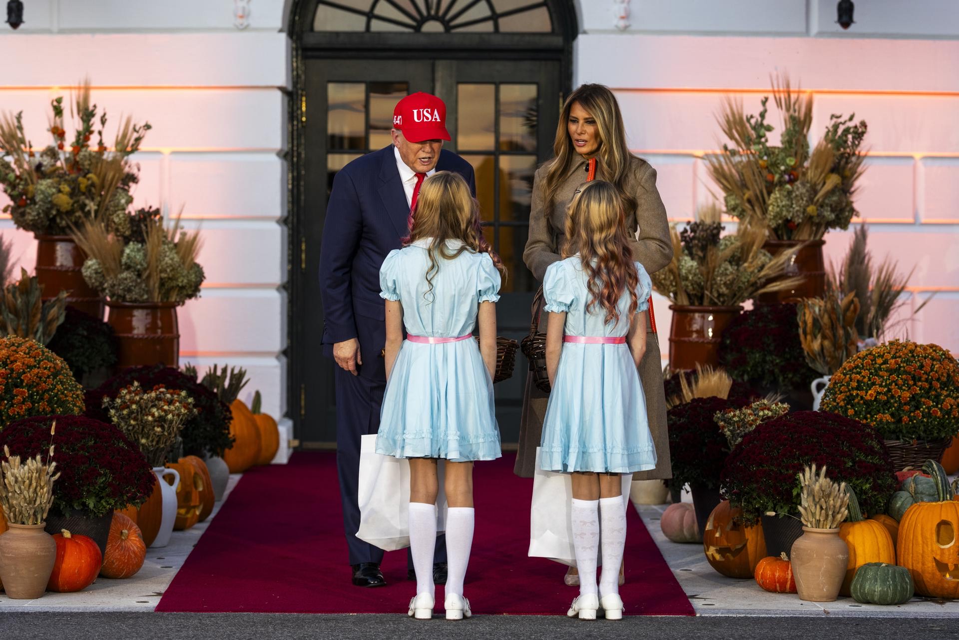 Trump reparte dulces en la noche de brujas