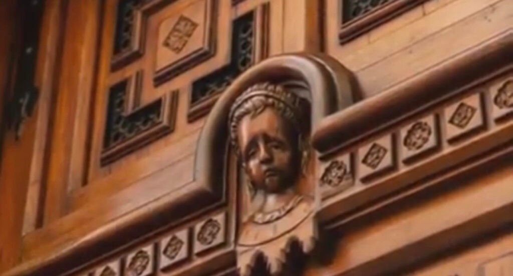 Rostro tallado en madera en la puerta de el Manicomio de Donceles