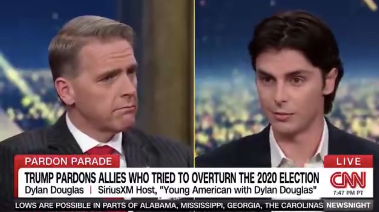 Dylan Douglas frente a Scott Jeggins en debate político