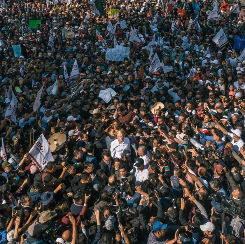 ex presidente AMLO rodeado de multitudes 