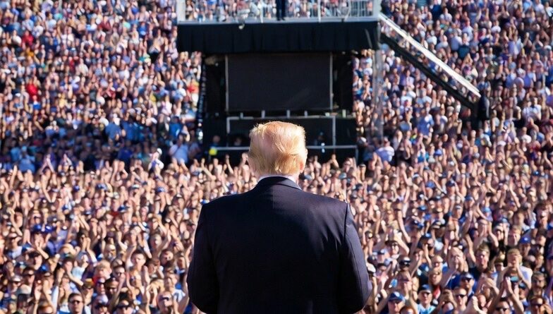 Donald Trump se aplaude a sí mismo