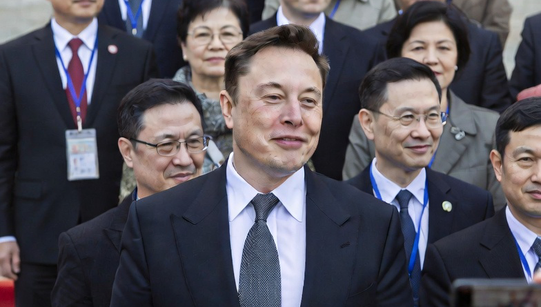 En medio de un juicio como testigo Open AI Musk viajó desafiando a las autoridades en E.U.