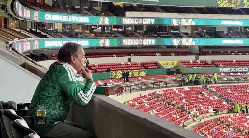 Emilio Azcárraga Jean en una butaca del Estadio Ciudad de México.