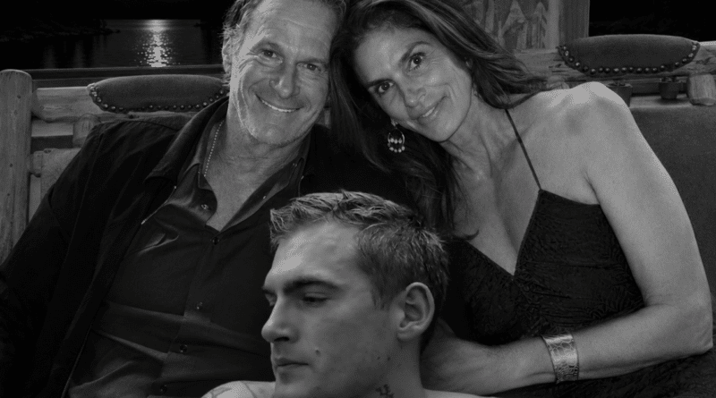 Cindy Crawford, su esposo Rande Gerber y en medio su hijo fallecido Presley Gerber